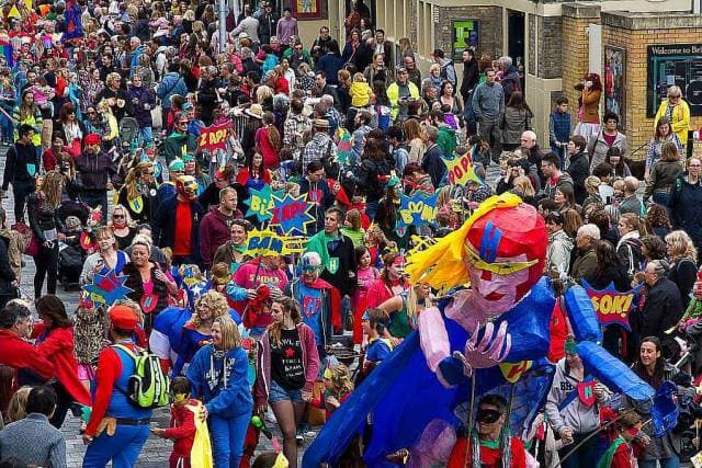 6. Yıl boyunca çeşitli festivaller kutlanır.