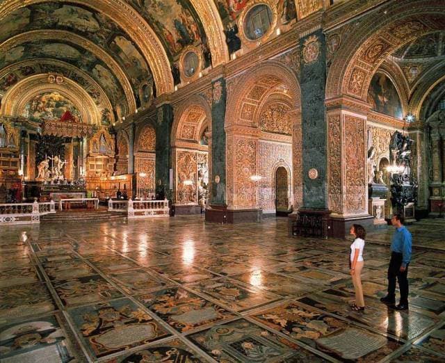 1. Müzelerini ziyaret etmelisiniz.