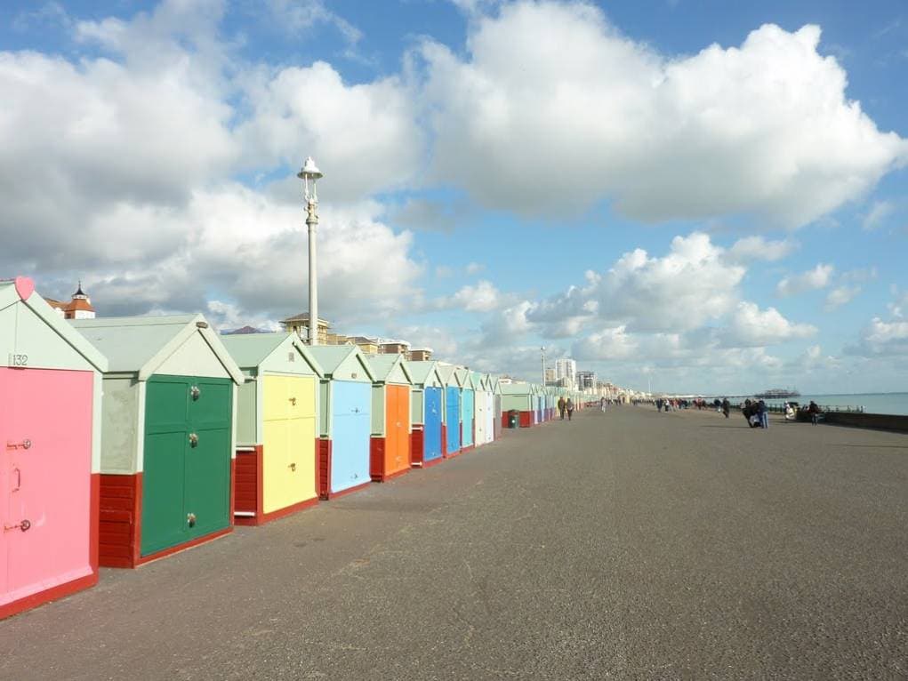 2. Deniz kenarında yer alan bir sahil kentidir.