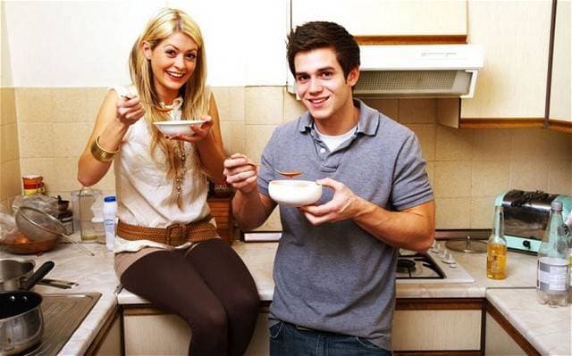 12. Evde veya yurtta yemek hazırlayın.