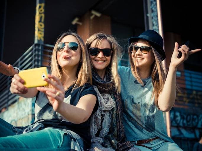 9. Yerellerle tanışın, bulunduğunuz ülkeyi bir de onlardan öğrenin.