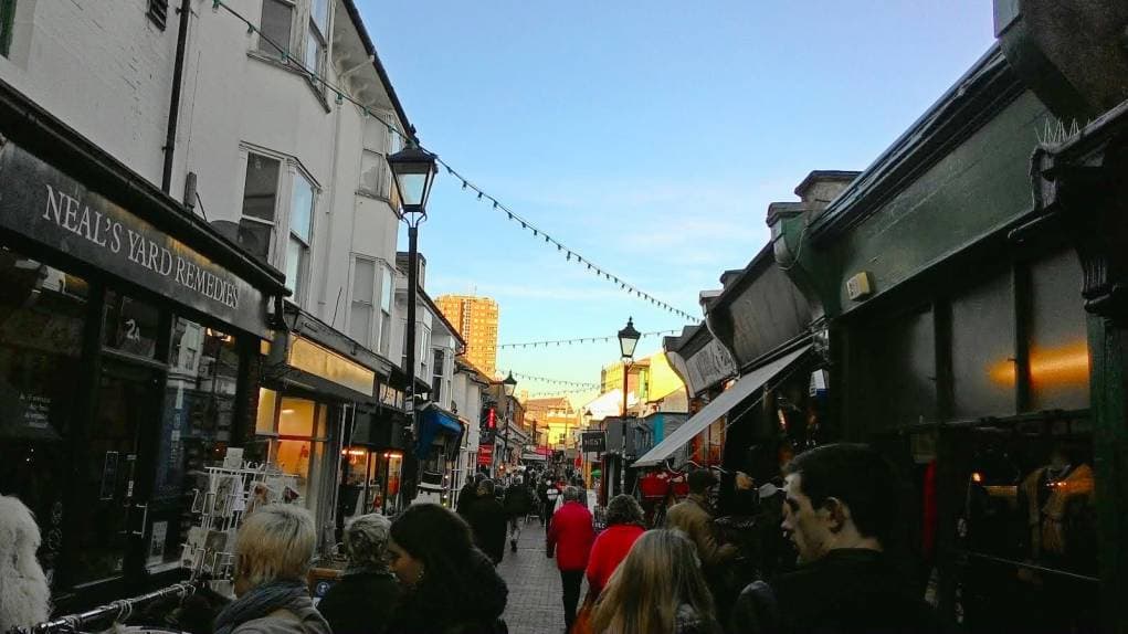 7. Ev sahibi Linda, 10 yıllık deneyimiyle bana çok yardımcı oldu..