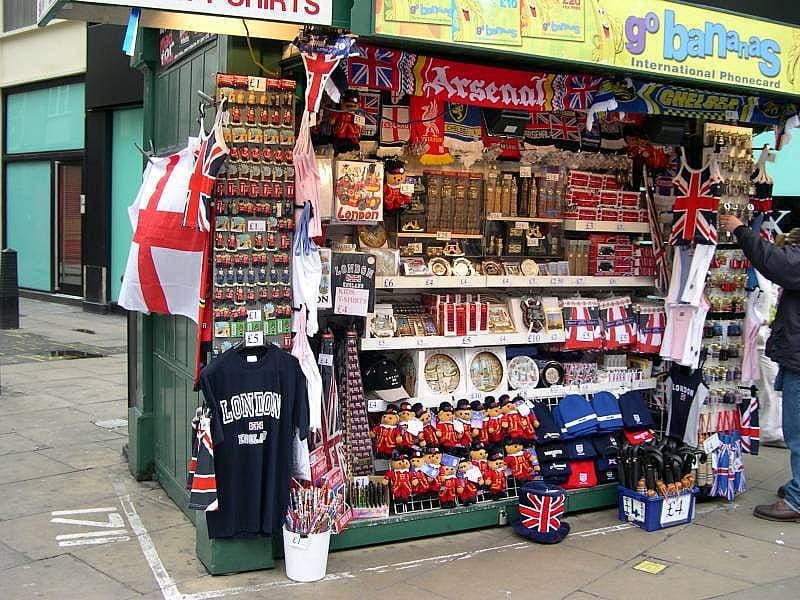 4. Hediyelik eşyalarınızı müzeden değil, yakınlarındaki dükkanlardan satın alın.