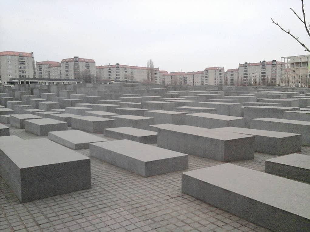 34. Şehrin ortasında sembolik yahudi mezarlığı beni çok hüzünlendirdi.