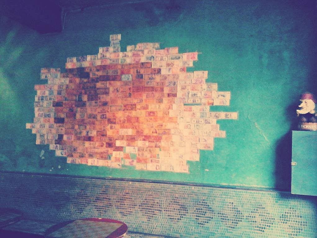 48. Brugge'da bir oteldeki bu duvar oldukça ilgimi çekmişti.