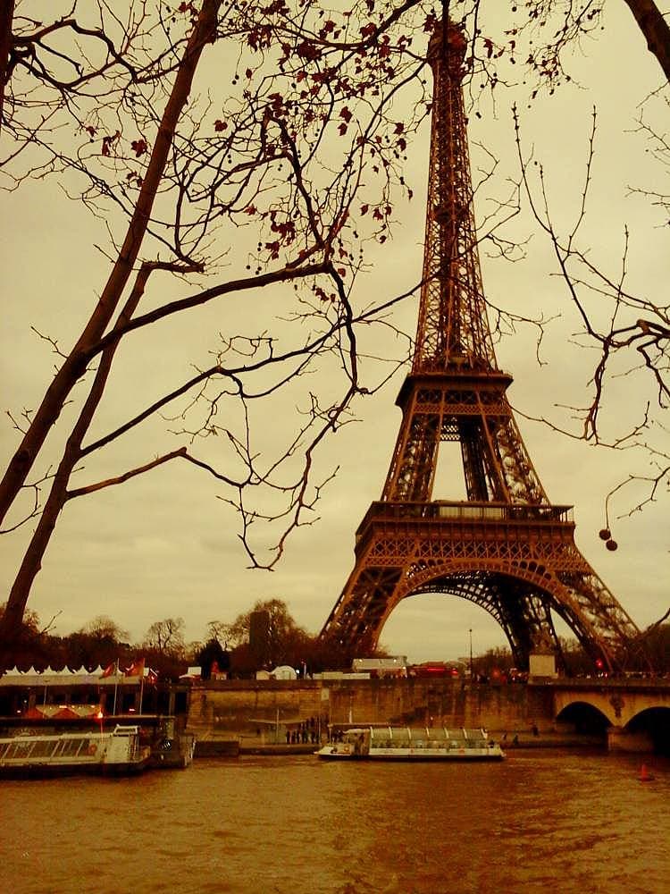 18. Fransa'nın en önemli sembolü Eyfel Kulesi. Rotam Paris.