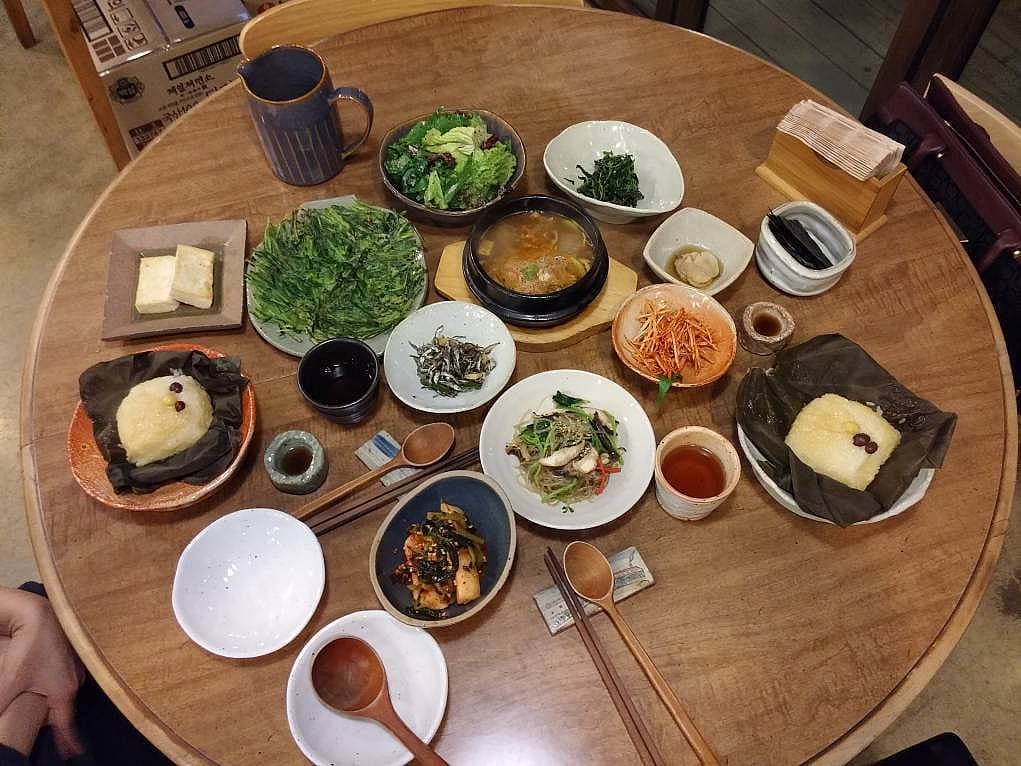 14. Sırf turşularını bile yeseniz doyabileceğiniz bir mutfağa sahipler.