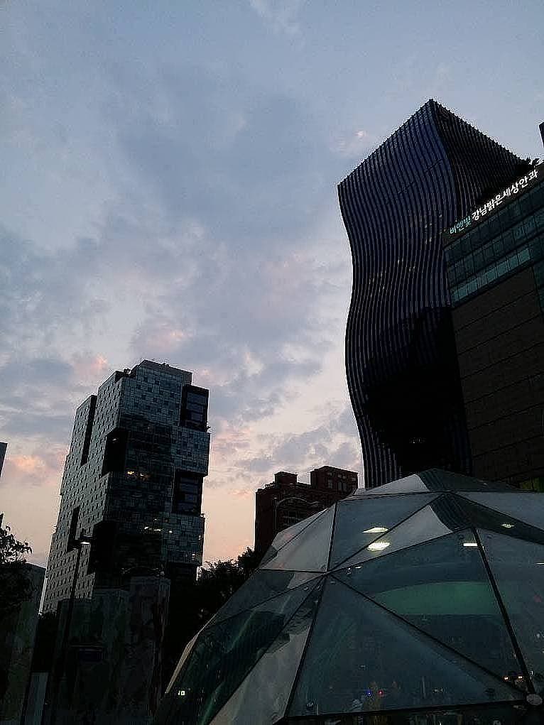 13. Sokakta herhangi bir metro güzergahına yönelip, şehri baştan sona keşfedebilirsiniz.