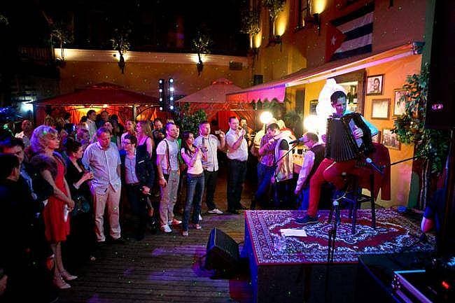 6. Litvanya'nın hareketli gece hayatı tam öğrencilere göredir.