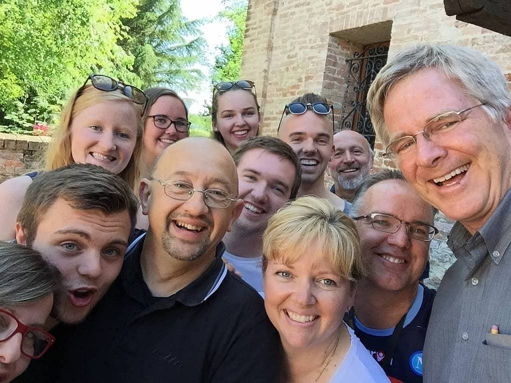 1. Mutlu ve dost canlısı insanları