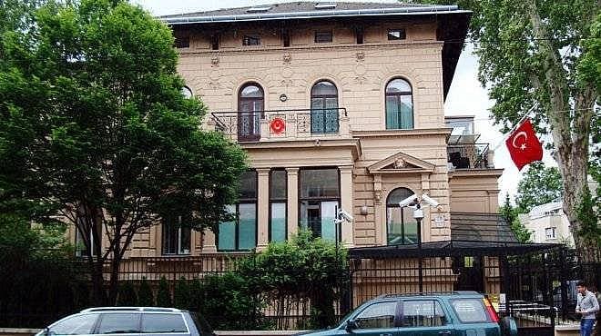 3. Gideceğiniz ülkelerdeki büyükelçiliklerin bilgilerini taşıyın.