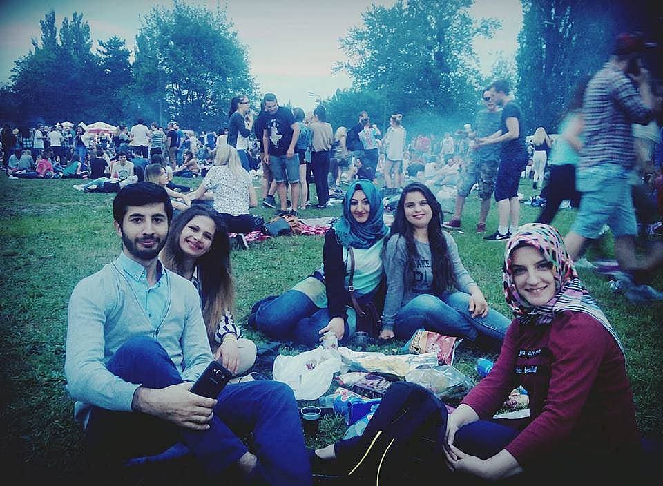 15. Üniversite festivali mangal ve rock konseri bir arada.