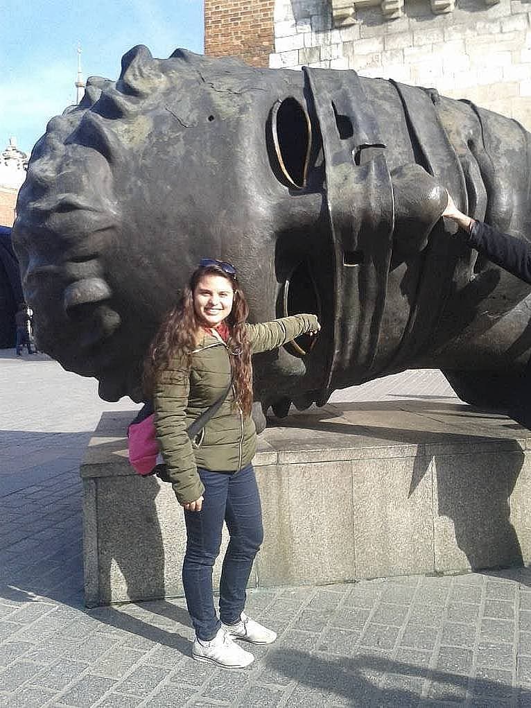 6. Başı kesik adam heykeli