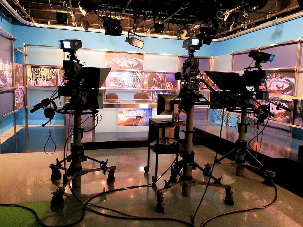 4. Okul televizyonu, dergisi ya da radyosu gibi yerlerde çalışın.