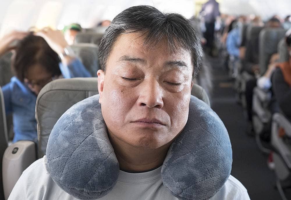 2. Boyun yastığı ve kulak tıkacı kullanın.