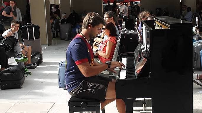 BONUS: Improvisation at the train station in paris!