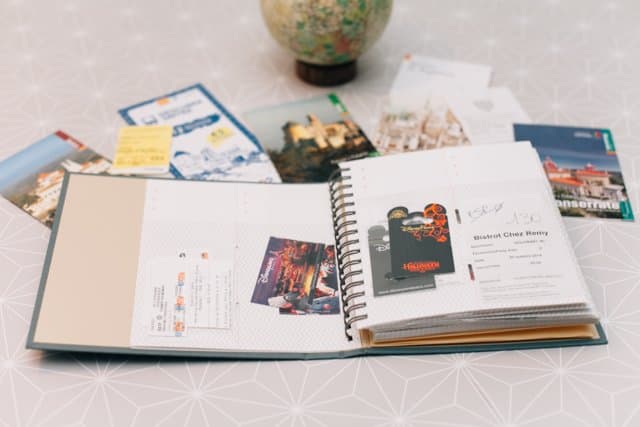 1. Tüm fotoğraflarını, haritalarını, seyahat dergilerini, biletlerini, hediyelerini topla!