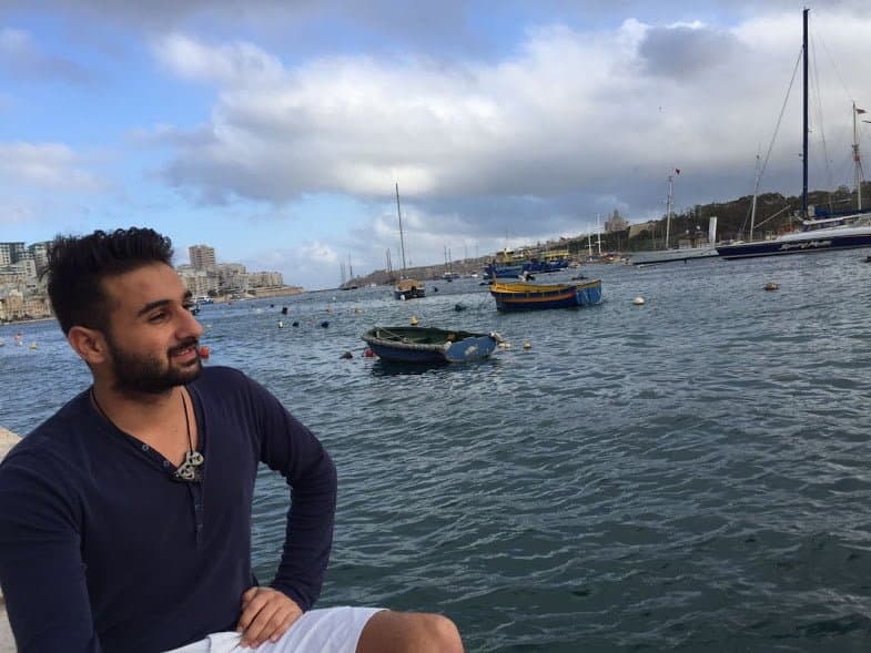 1. Ucuza gidiş dönüş uçak bileti alabileceğiniz bir ülkeden başlayın.