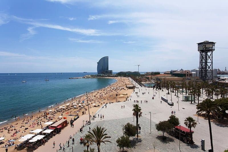 7. Barceloneta sahilinde denize girin veya yürüyüşe çıkın.