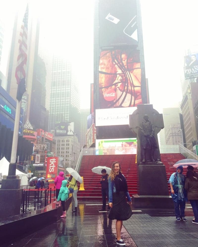 5. Bavulumla Times Meydanı'ndayım.