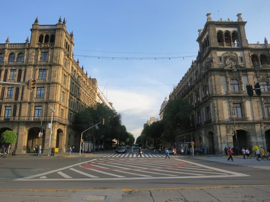 13. Meksika'nın başkenti Meksiko'da 350'den fazla mahalle vardır.