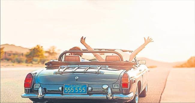 14. “Turistler nereye gittiklerini, gezginler nereye gideceklerini bilemezler.” – Paul Theroux