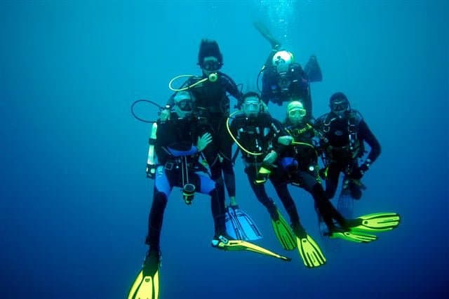 5. Su altı dalışı yapın.