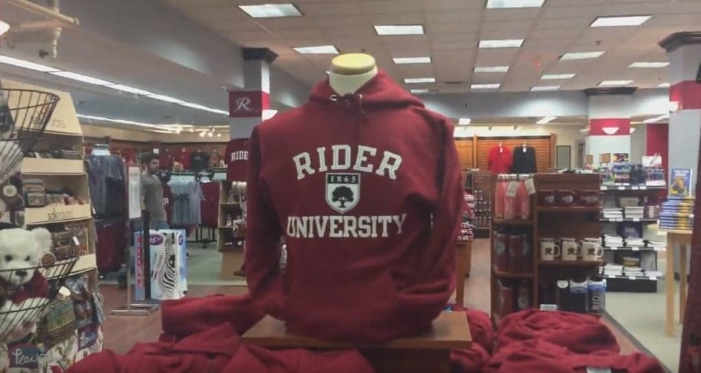 5. Üniversite mağazasına gidersin.