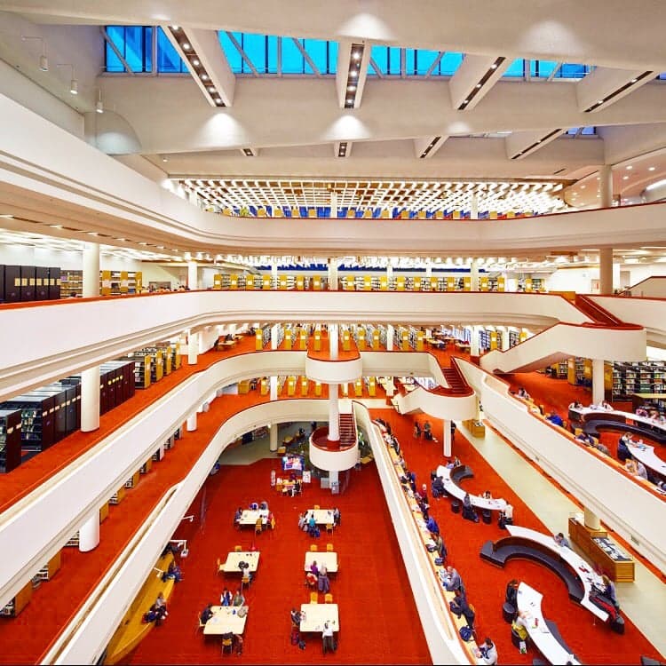 3. Hayatımda gördüğüm en ihtişamlı kütüphane!