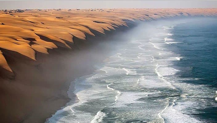 1. Namib Çölü'nün Atlantik Okyanusu'yla buluşma yeri - Swakop, Namibya