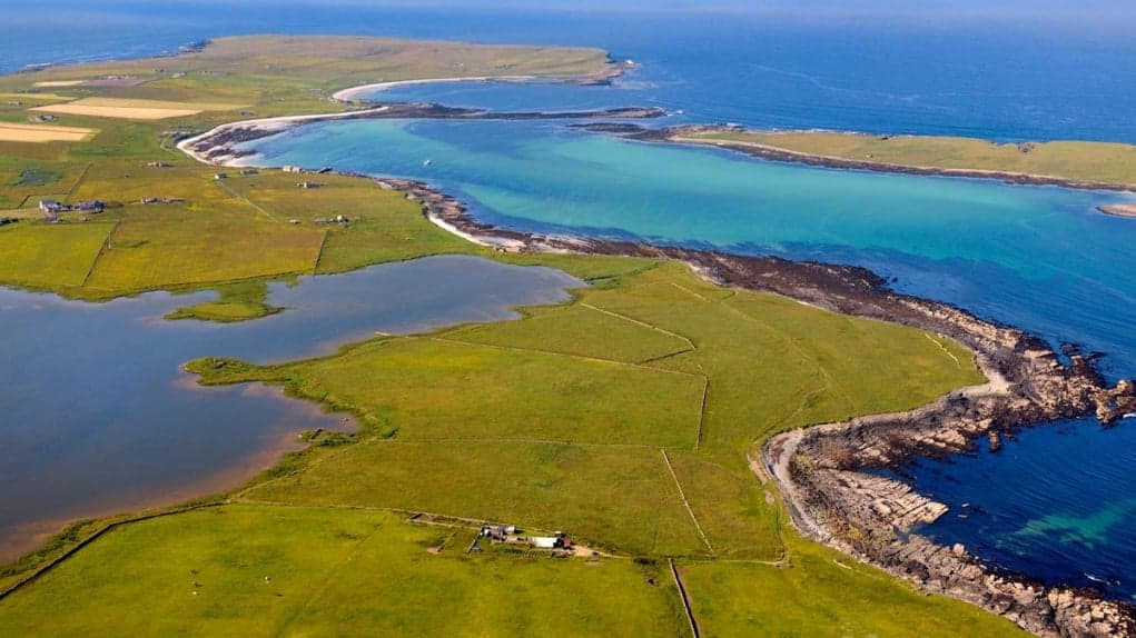 13. Dünyadaki en kısa uçak seyahati İngiltere'nin Westray ve Papa Westray adaları arasında yapılmaktadır.