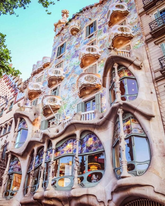 6. Mimarisi, kültürü ve tarihi çok zengin bir şehir.