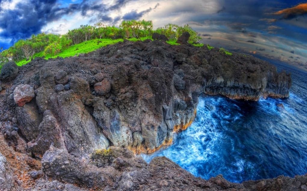 9. Wai’anapanapa Black Sand Beach, Maui