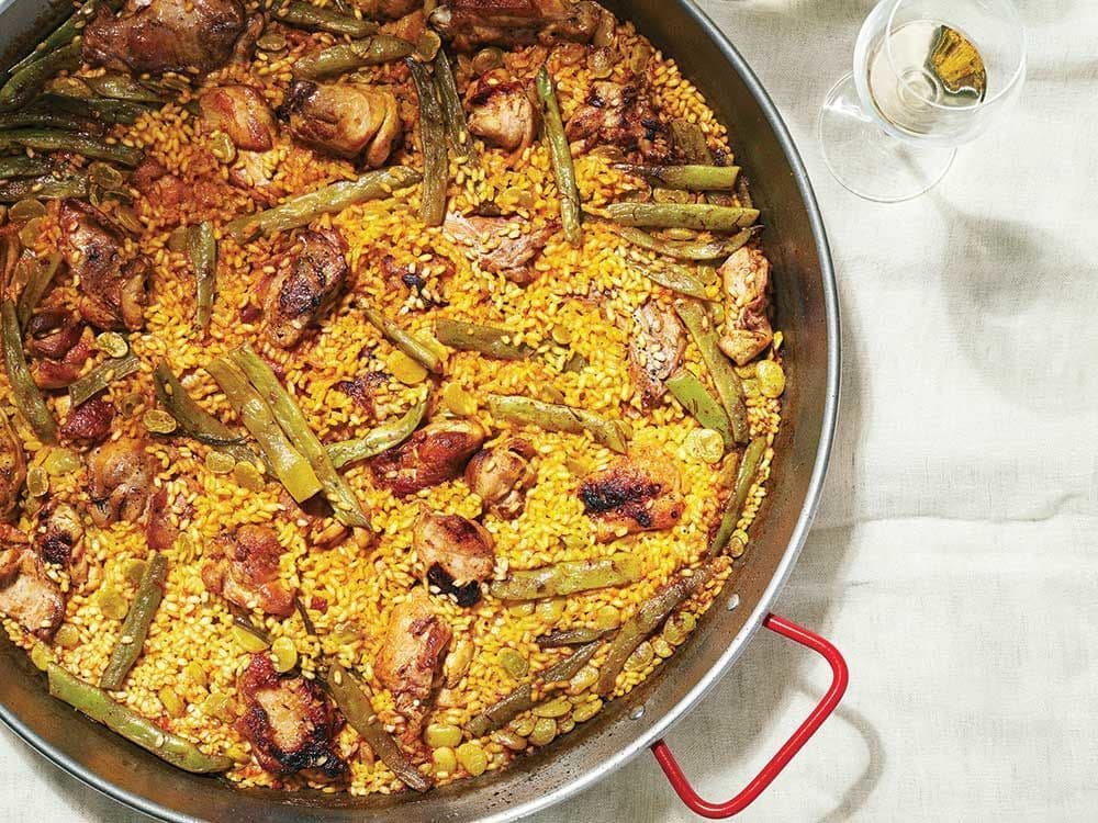 3. Paella gibi enfes İspanyol lezzetlerini tadabileceğiniz bir şehirdir.