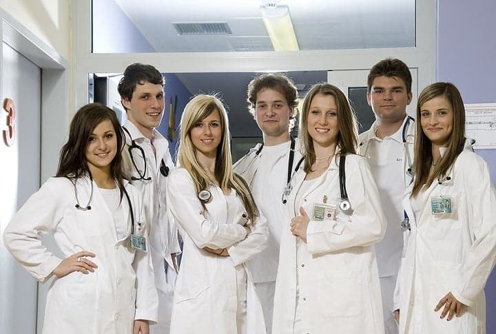 Charles Üniversitesi'nde Ücretsiz Tıp Eğitimi Hakkında Merak Ettiğiniz Her Şey