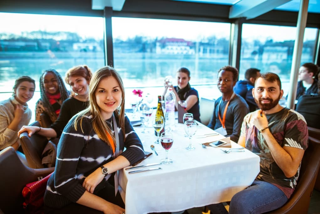 2. Türkiye'ye kıyasla daha kısa sürede daha uygun bir bütçeyle eğitim alırsınız.