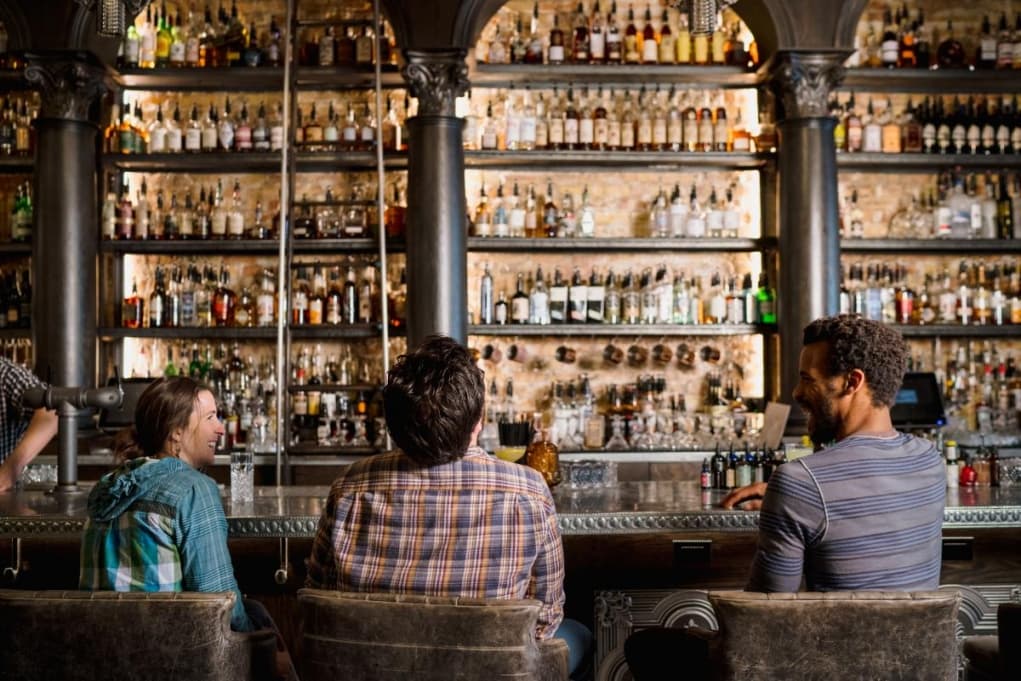 8. Birçok alkollü eğlence mekanına girmek için 21 yaşını geçmiş olmanız gerekiyor.