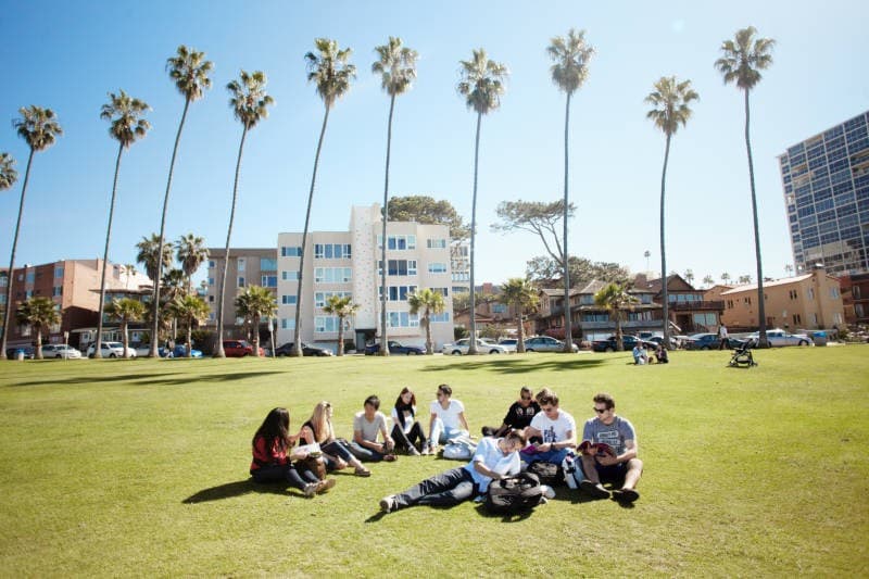 10. Yılın belli dönemlerinde özel indirimler uygulanır.