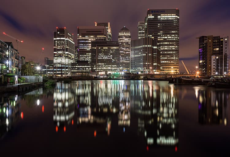 9. Blackwall Basin'de Canary Wharf yansıması