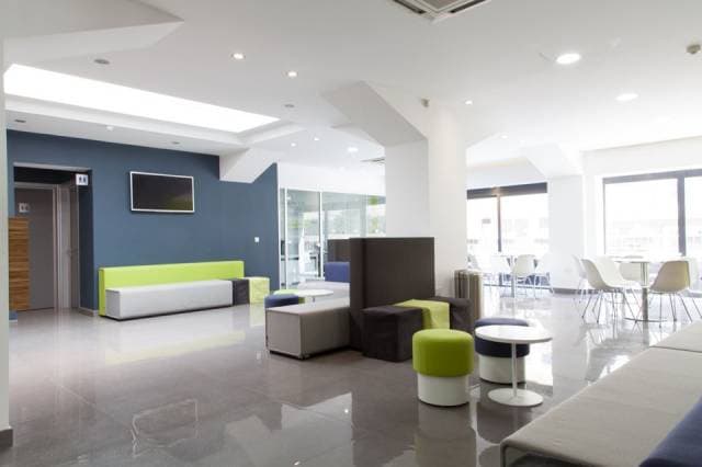 3. Modern okul binasına sahiptir.