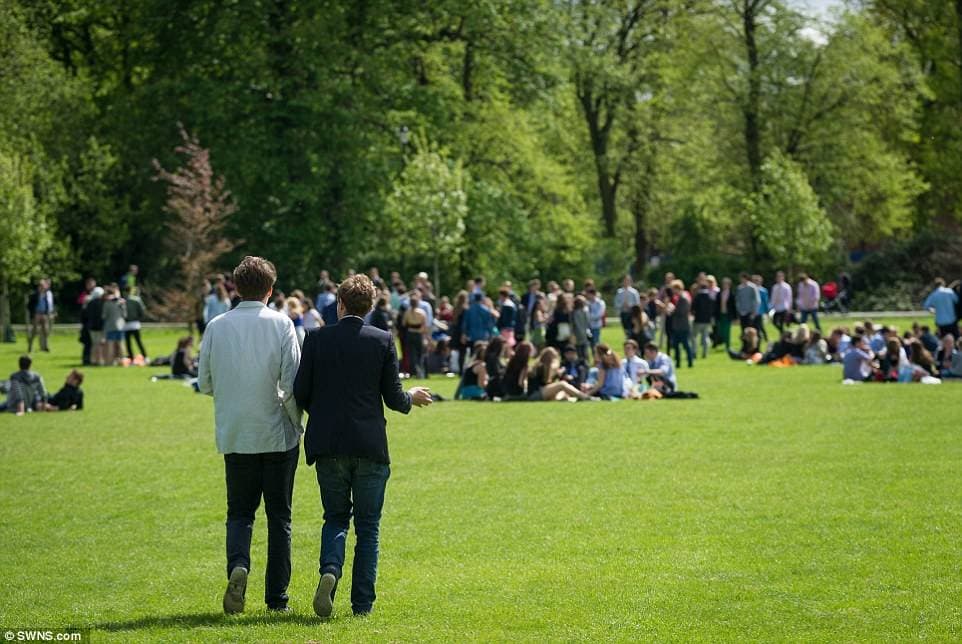 1. Eğitimin cennet bahçesinde, çimlerde keyif yapabilirsiniz.