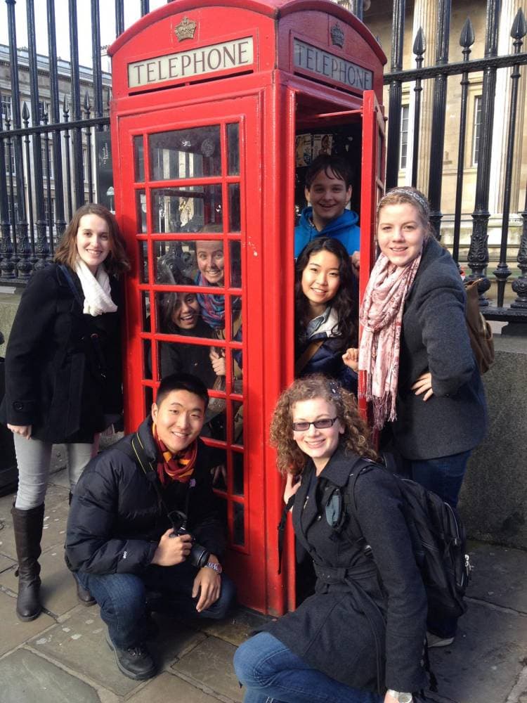 1. Londra'da bir telefon kulübesinin içinde..