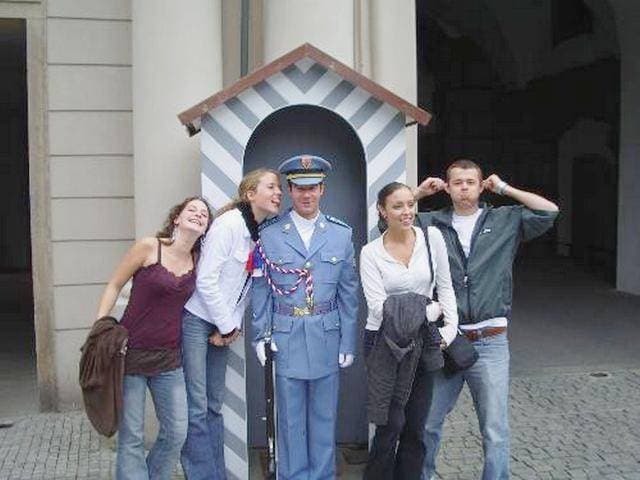 19. Prag'da muhafızlarla garip pozlar verirken..