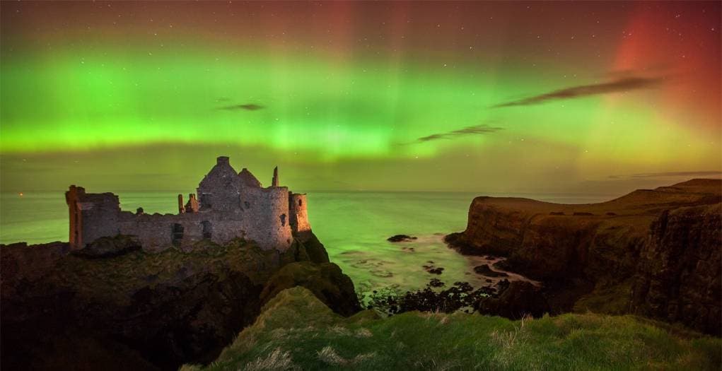 7. Dunluce Kalesi ve kuzey ışıkları