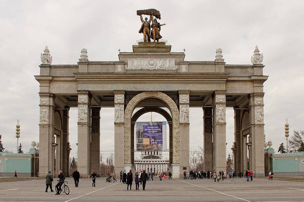 10. VDNKh (Vystavka Dostizheniy Narodnogo Khozyaystva) Rusya Fuar Merkezi • Moskova, Rusya