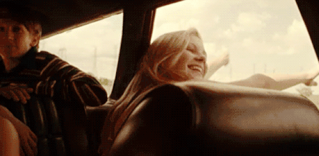 13. Daha çok gülümser, daha mutlu hissederler.