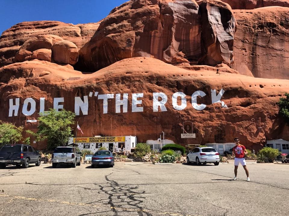 1. Kan kırmızısı kayalar