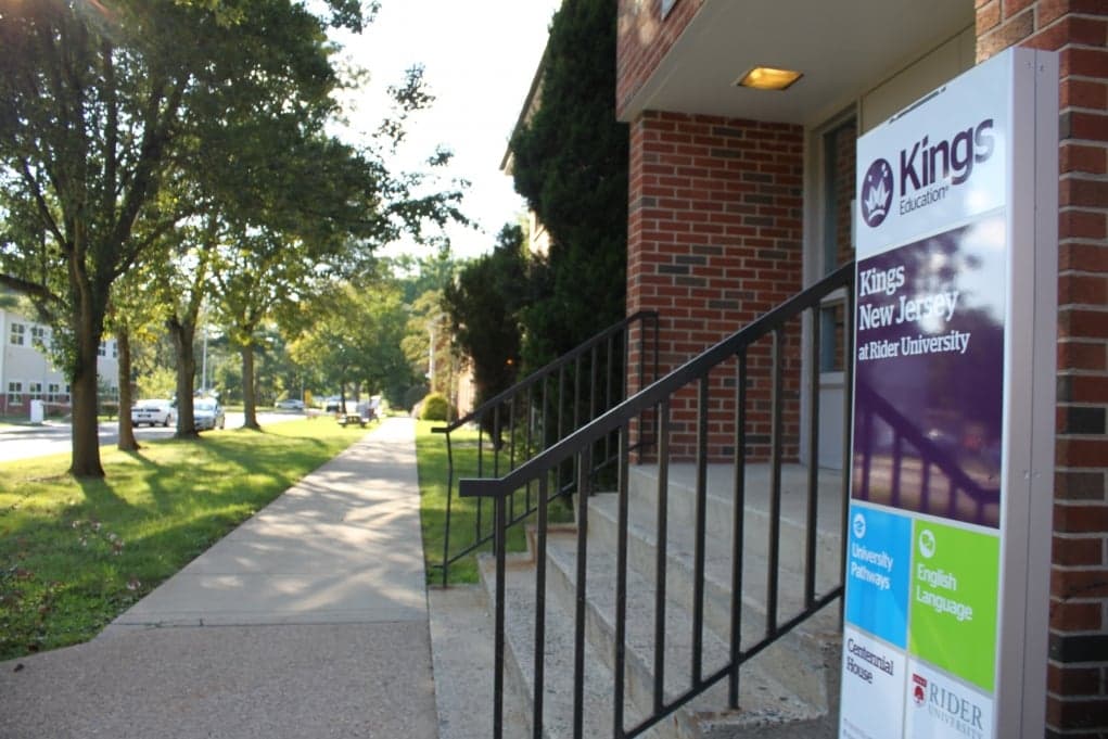 1. Dil okulu çok güzeldi ve ücretsiz yemek yiyebiliyorduk.