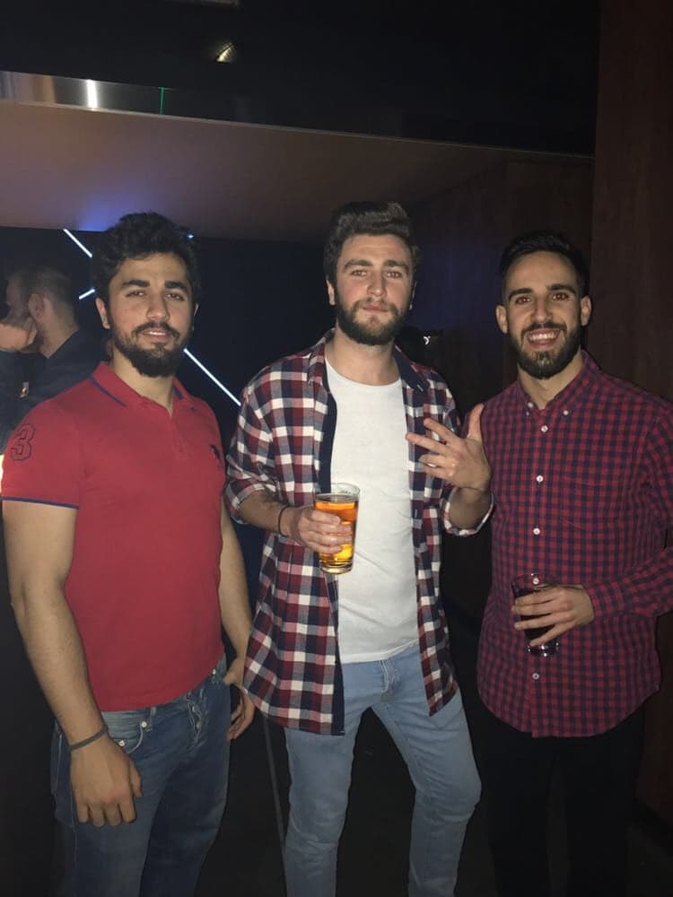 4. Gece kulüpleri saat 3'te açılır.