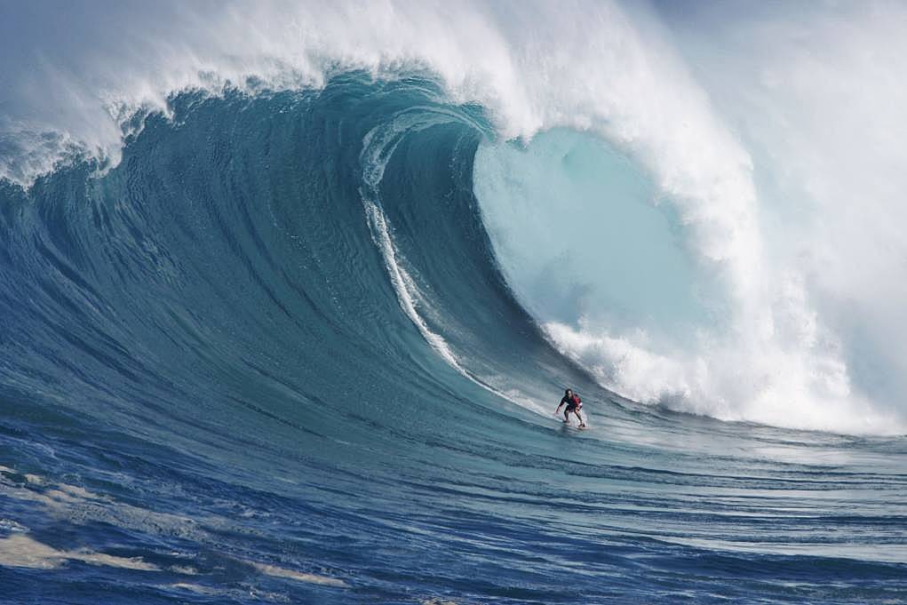 5. Hawaii'nin Jaws dalgalarında sörf yapın.